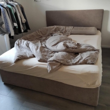 Čalouněná postel